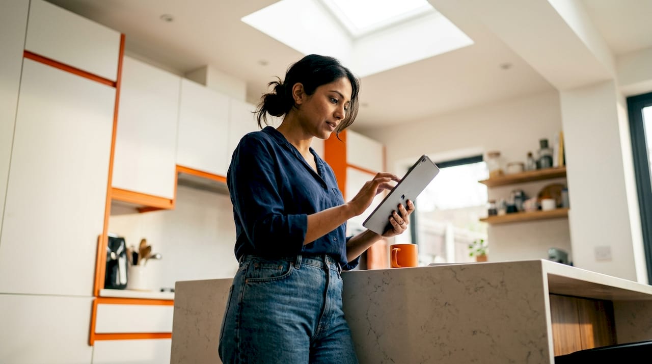 Marketer working on real-time retargeting setup
