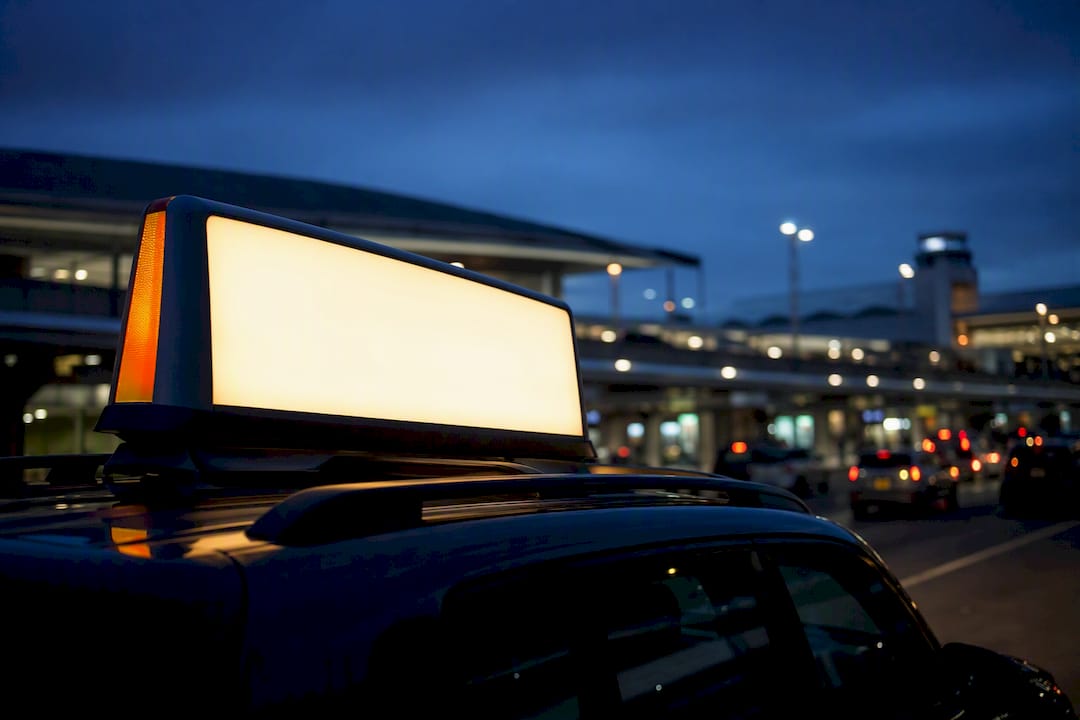 Anonymous rideshare vehicle with rooftop advertisement